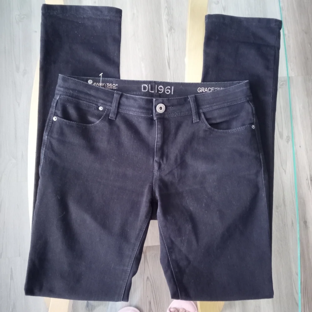 DL1961 Dark Wash Jeans - Picture 1 of 6